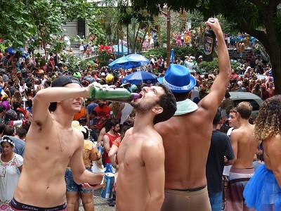 Jovens bebem catuaba em desfile 
